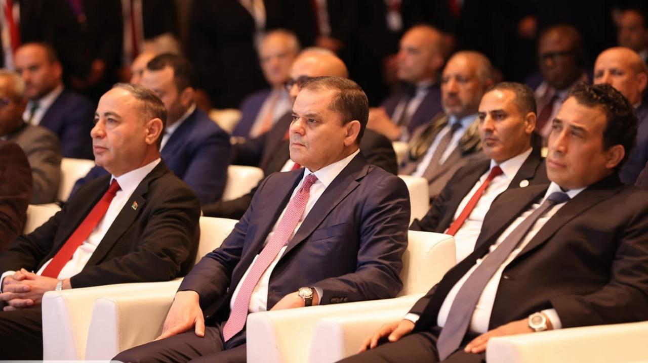 عبد الحميد الدبيبة رئيس حكومة الوحدة الوطنية في ليبيا يتوسط محمد المنفي رئيس المجلس الرئاسي في ليبيا ، والطاهر الباعور الوزير المكلف تسيير وزارة الخارجية خلال مشاركتهم في افتتاح الملتقى الاول للدبلوماسية الليبية في طرابلس الاحد