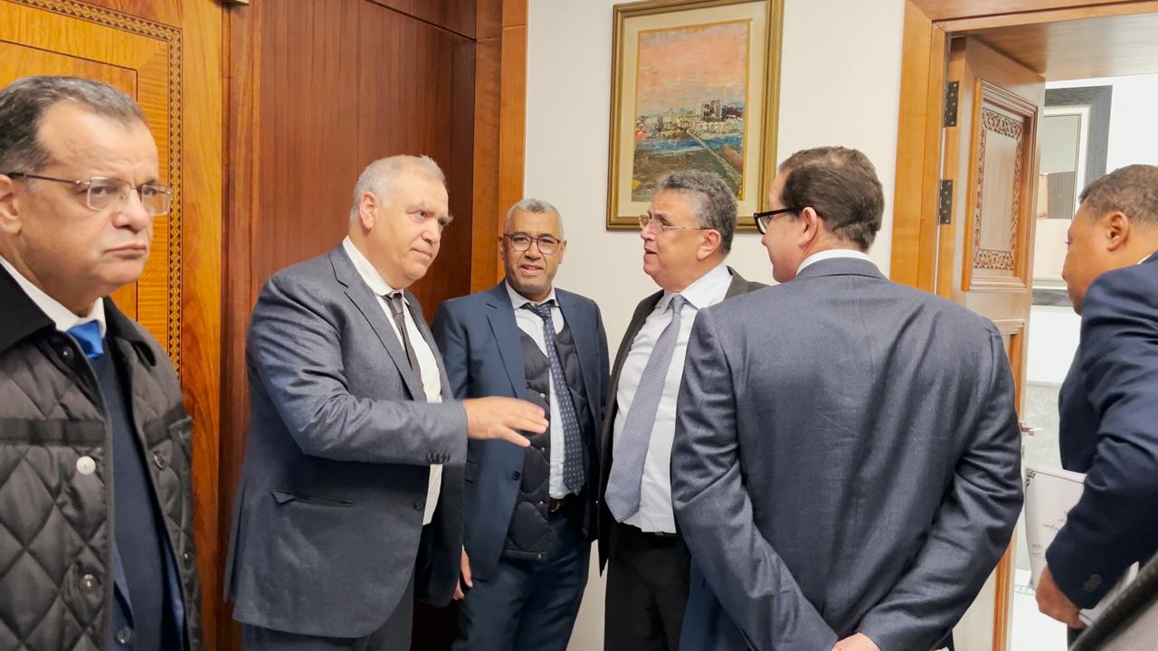 وزير الداخلية المغربي في حديث مع الوزير وهبي والنائب بوانو ( العدالة والتنمية ) لتهدئة الاجواء المشحونة في البرلمان