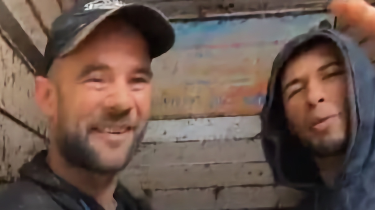 متطوع فرنسي خلال عملية إزالة الاوحال باسفي