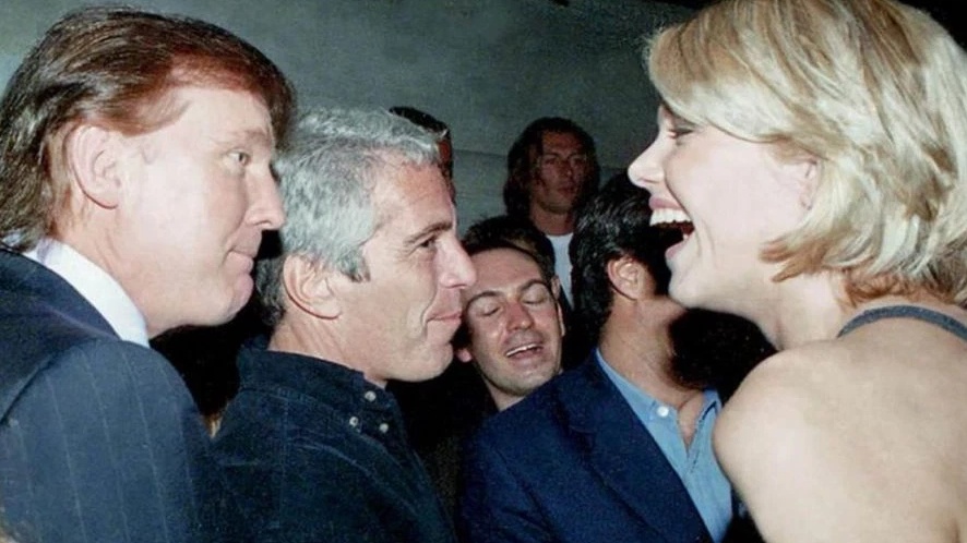 واحدة من صور الوثائق التي تجمع ترامب برجل الفضائح الجنسية الملياردير أبستين