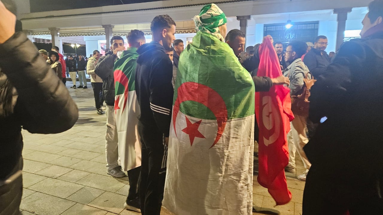 مشجعون جزائريون في ساحة 
