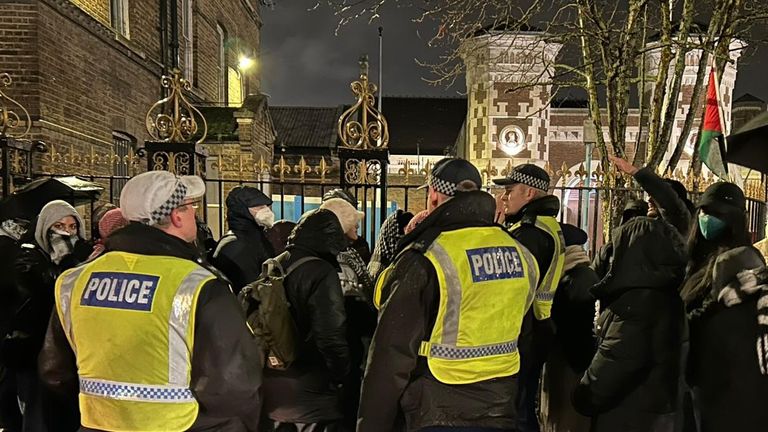 شرطة العاصمة البريطانية تشتبك مع المحتجين وتنفذ اعتقالات