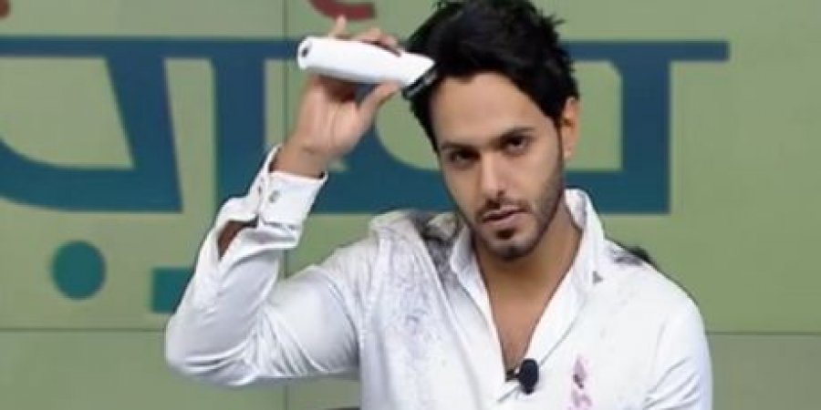إعلامي سعودي يفاجئ المشاهدين بحلق شعره على الهواء