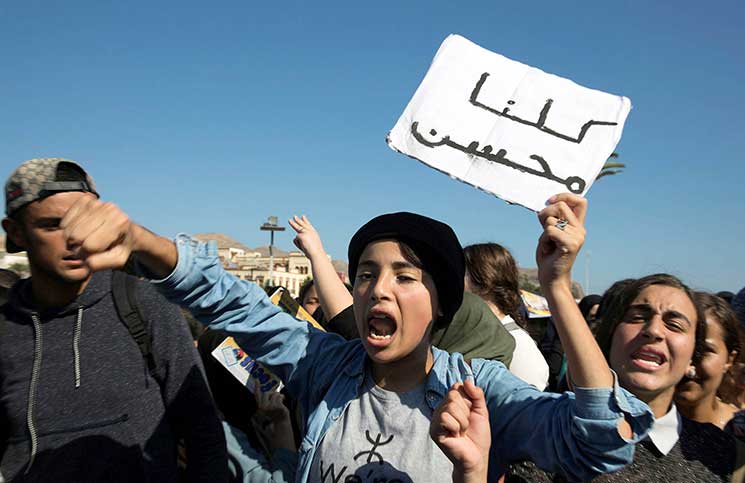 نائبة مغربية تنعت المحتجين على مقتل بائع الأسماك بـ«الأوباش»
