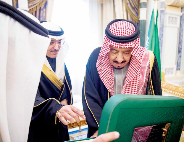 السعودية: إطلاق العملة الجديدة .. وخادم الحرمين يتسلم الرقم الأول من فئاتها