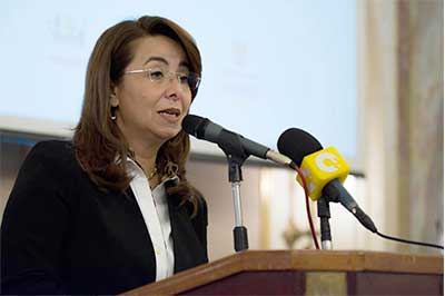مصر: وزيرة تنفي والمطار يؤكد أنها ألغت سفرها للندن رفضا للدرجة الاقتصادية