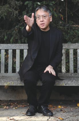 كازوو ايشيغورو يفوز بنوبل الأدب بصفته يابانياً أم بريطانياً؟