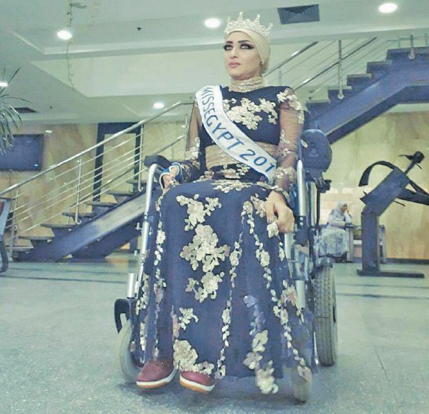 المصرية عزّة عامر ممثلة على رغم الإعاقة
