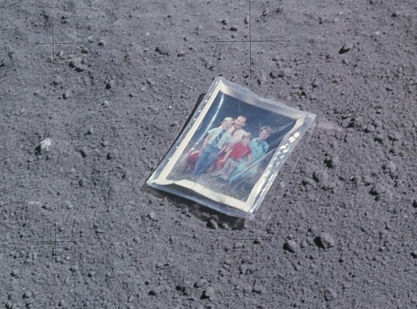 هذا ما حدث لصورة رماها رائد فضاء على القمر قبل 45 عاماً