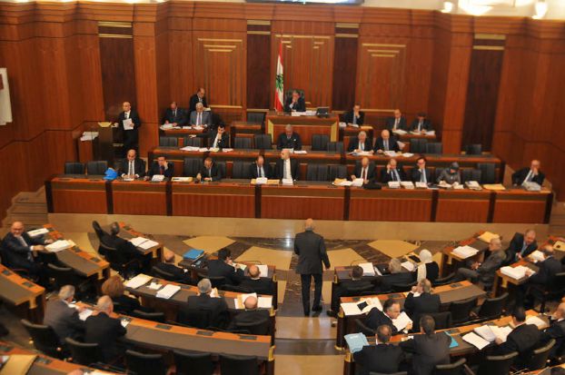 لبنان: الضرائب تطيح الجلسة التشريعية وتعلّق السلسلة