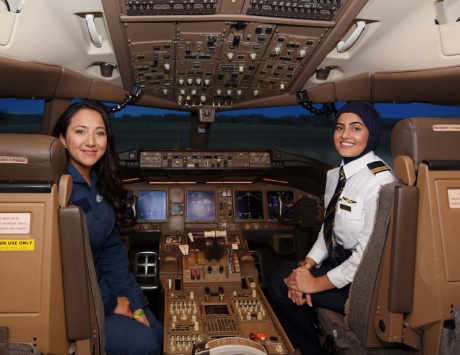 «الإمارات» تبرز دور المرأة في قطاع الطيران