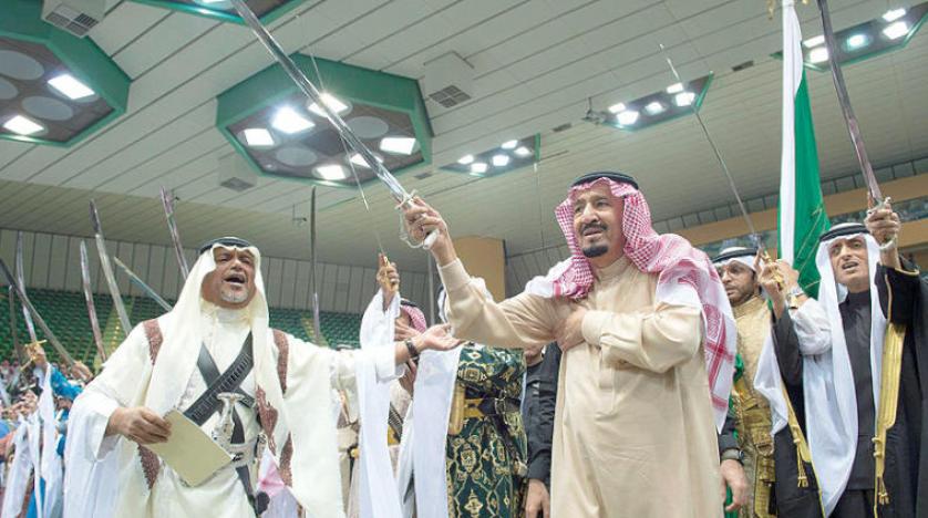 «العرضة السعودية» رقصة الحرب التي امتدت إلى السلم والأعياد