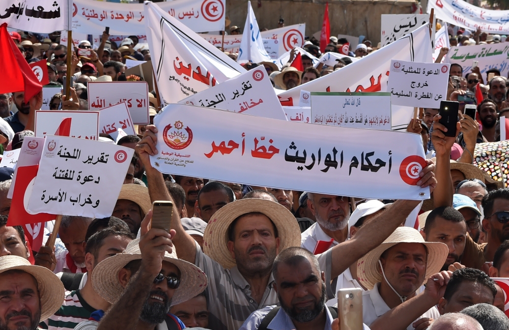 توصيات لجنة الحريات تقسّم الشارع التونسي