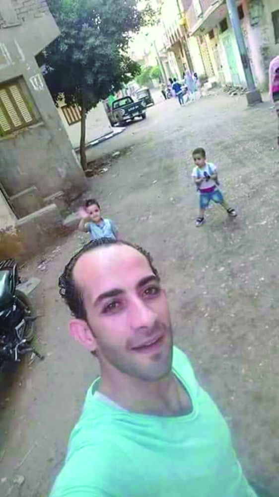 أهالي قرية مصرية يتظاهرون ضد اتهام أب بقتل طفليه 