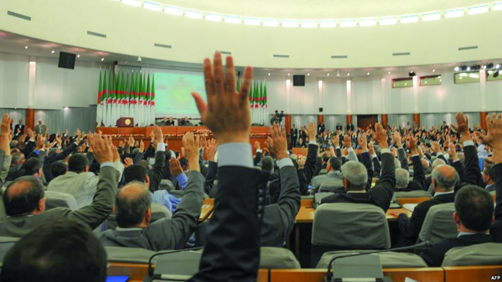 أزمة دستورية في الجزائر بعد تجميد الموالاة نشاط البرلمان 