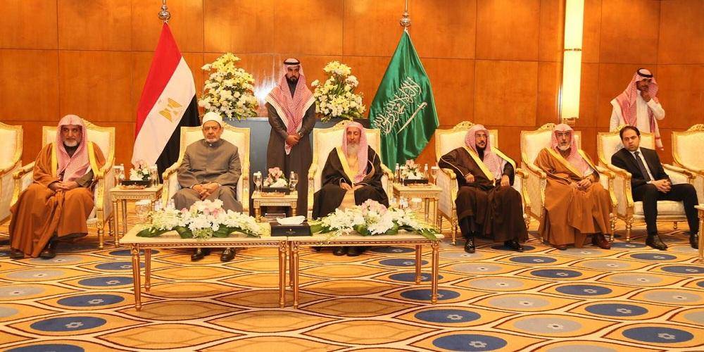 شيخ الأزهر: الملك سلمان حريص على مواجهة التحديات المتربصة بالعرب والمسلمين