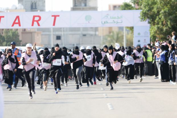 سعوديات بالعباءة السوداء والنقاب يشاركن في أول ماراثون