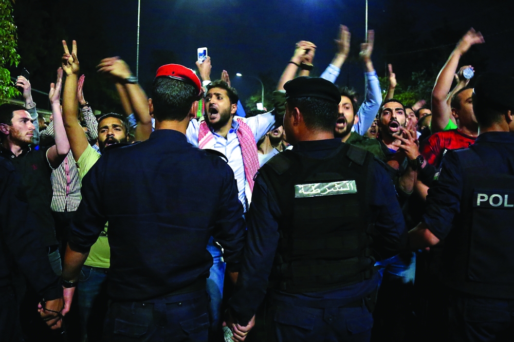 مساعٍ لاحتواء الاحتجاجات في الأردن وعبدالله الثاني يجتمع بمجلس السياسات