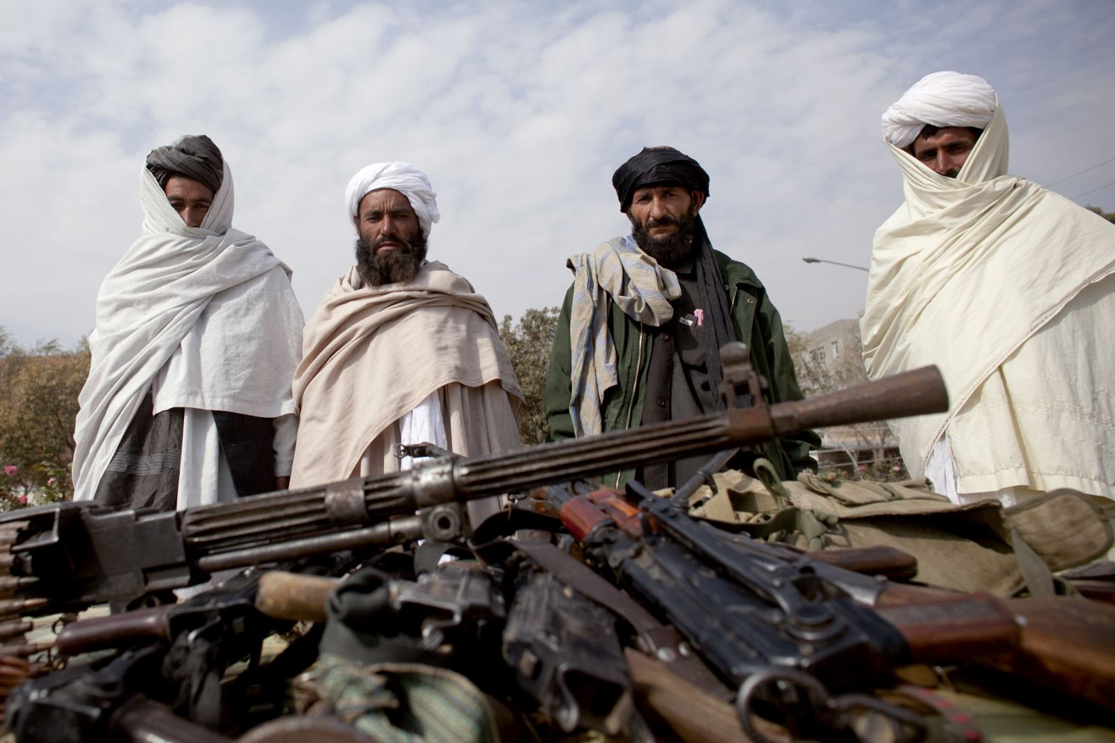 المملكة تسعى لجمع القيادة الأفغانية بقادة طالبان تحقيقاً للسلام الصعب