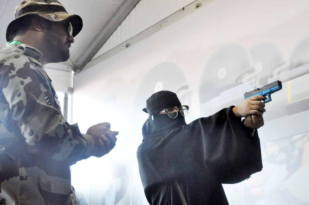 المرأة السعودية في ميدان الرماية والاقتحام لمحاربة الإرهاب 