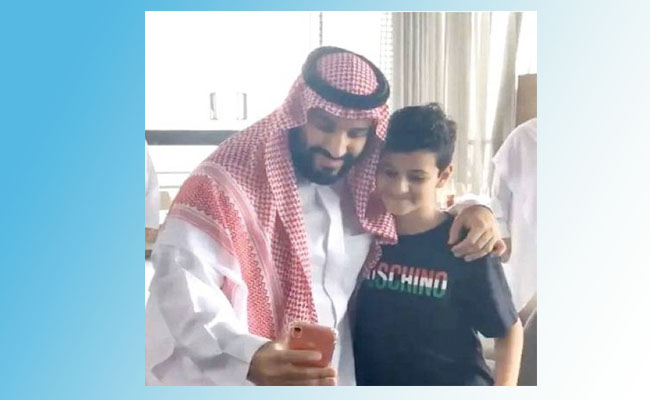 جدة: سيلفي مع طفل .. والمصور الأمير محمد بن سلمان