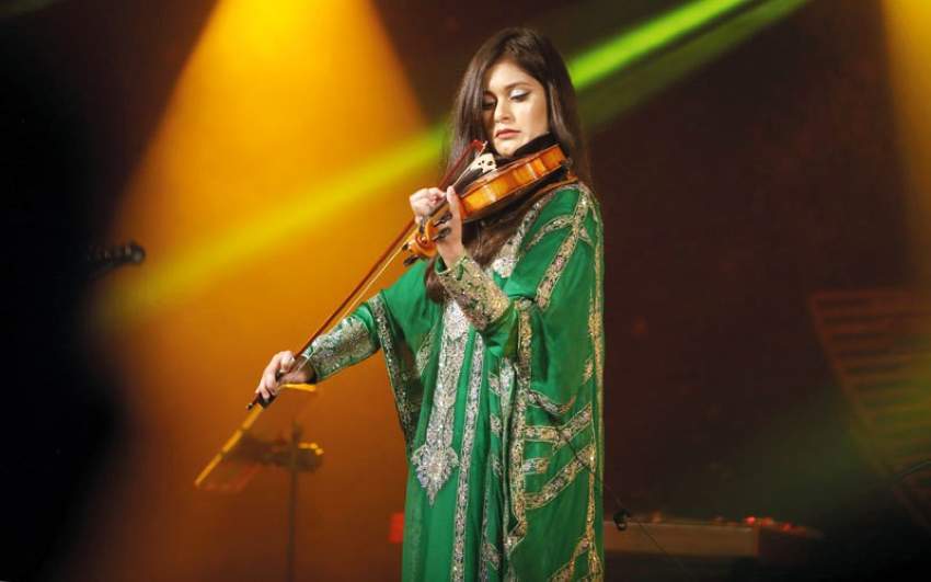 ميرة غباش.. أنامل إماراتية تعزف لحن الوطن على أوتار الكمان