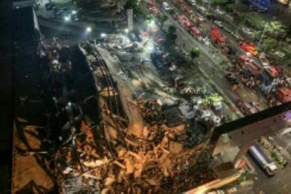 عناصر انقاذ يبحثون عن ناجين تحت انقاض فندق انهار في مقاطعة فوجيان بتاريخ 7 مارس 2020