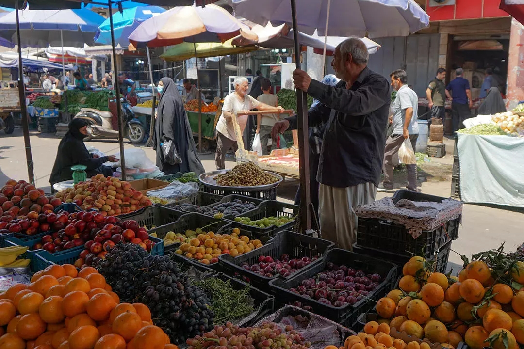  متسوقون في سوق الصدريه في بغداد المعروف بالخضار والفاكهة الطازجة في 9 يوليو 2020