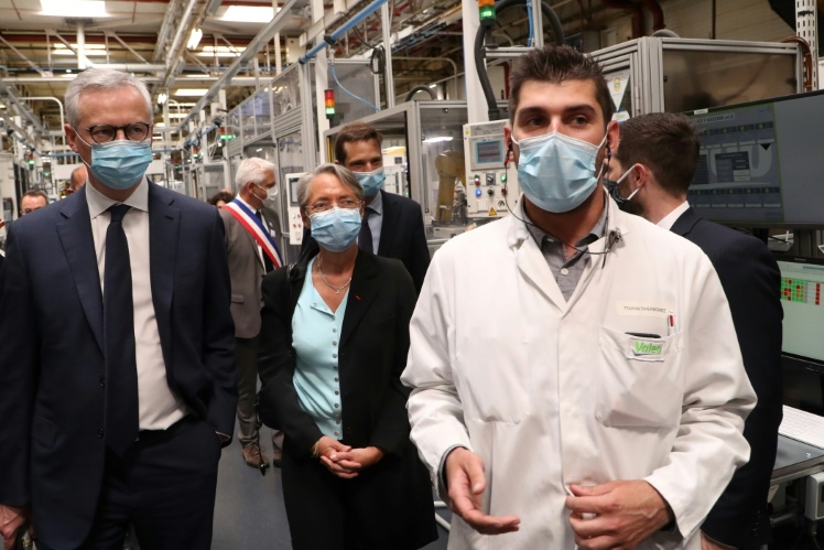 وزير الاقتصاد الفرنسي برونو لومير (يسار) ووزيرة البيئة إليزابيت بورن (وسط) يزوران مصنعا لشركة فاليو للسيارات في شمال فرنسا. مايو 2020 