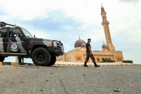 عناصر الجيش الليبي التابع لحكومة الوفاق الوطني عند نقطة تفتيش في ترهونة (65 كلم جنوب شرق العاصمة طرابلس)