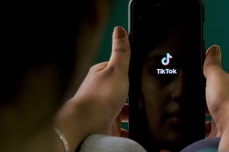 مستخدمة لبرنامج تيك توك في بنغالور. 30 يونيو