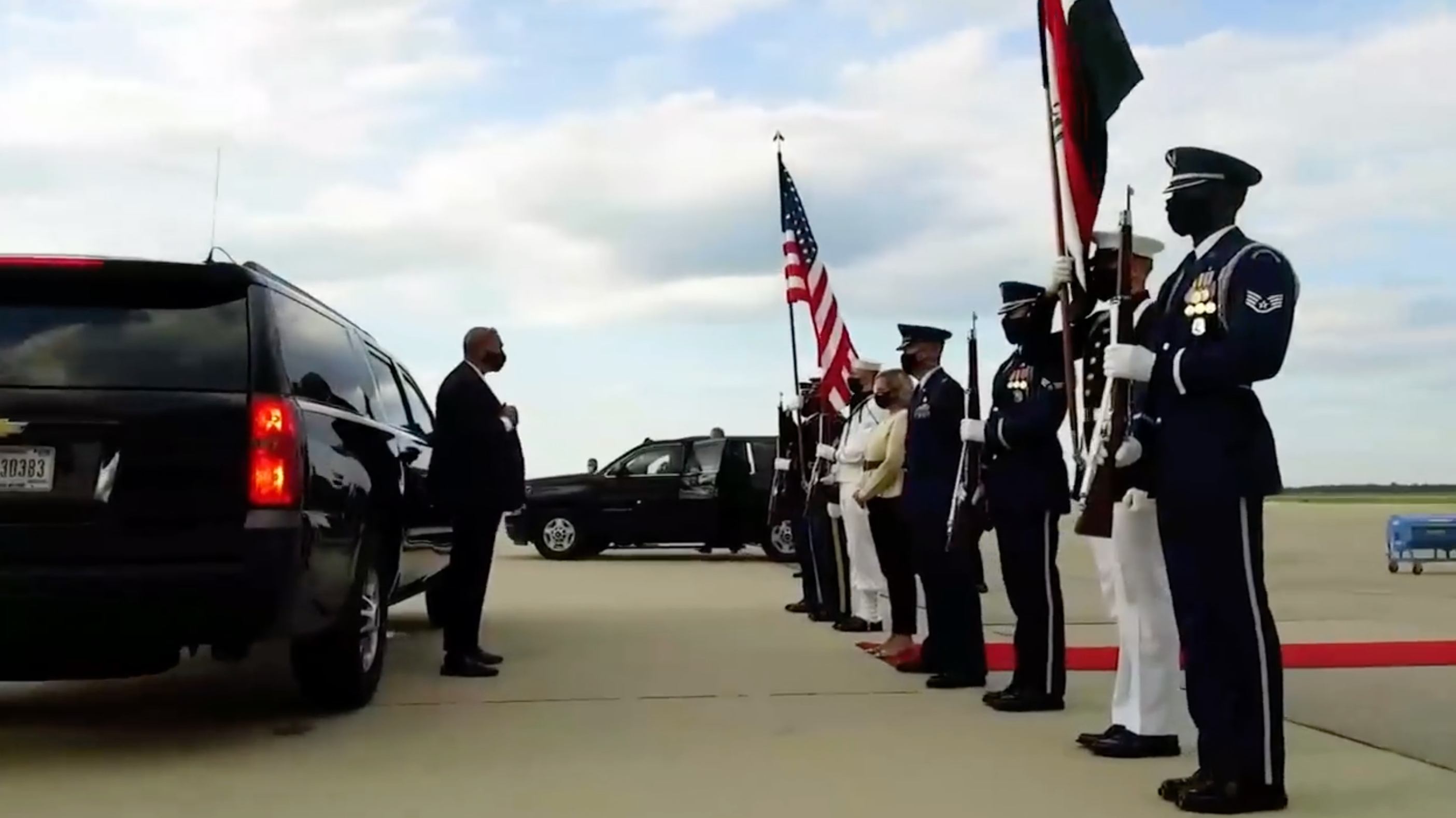 استقبال الكاظمي من قبل مسؤولين أميركيين في قاعدة أندروا العسكرية في واشنطن
