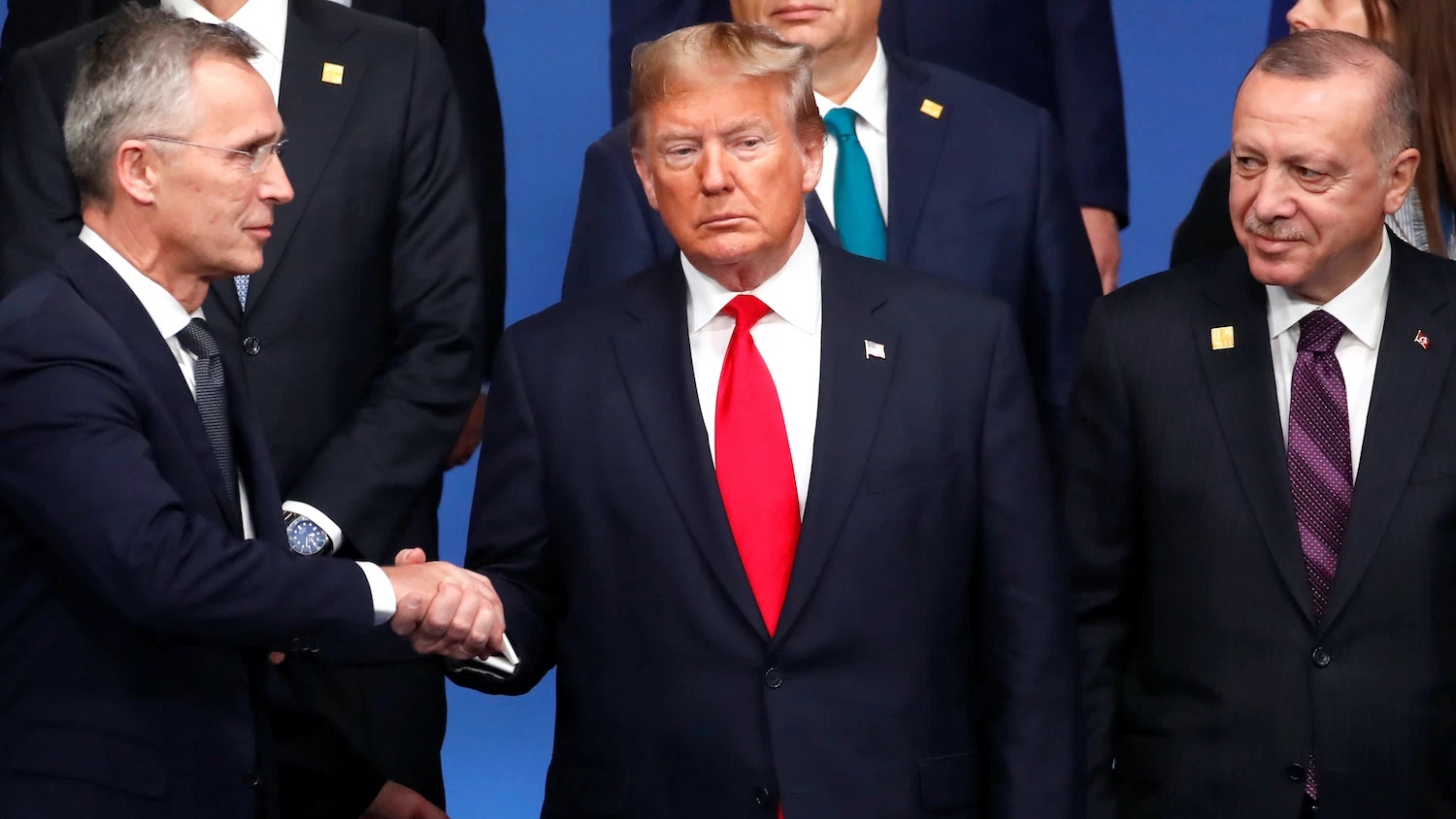 الأمين العام لحلف الناتو ينس ستولتنبرغ يصافح الرئيس الأميركي دونالد ترمب، ويظهر في الصورة على اليمين الرئيس التركي رجب طيب أردوغان، خلال قمة الناتو في واتفورد، إنكلترا. 4 ديسمبر 2019. 