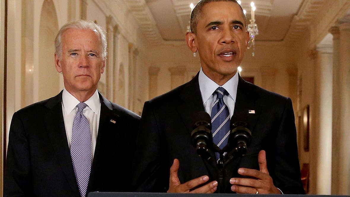 الرئيس الأميركي السابق باراك أوباما متحدثاً بعد التوصل الى اتفاق على خطة العمل الشاملة المشتركة، وخلفه نائبه جو بايدن عام 2015