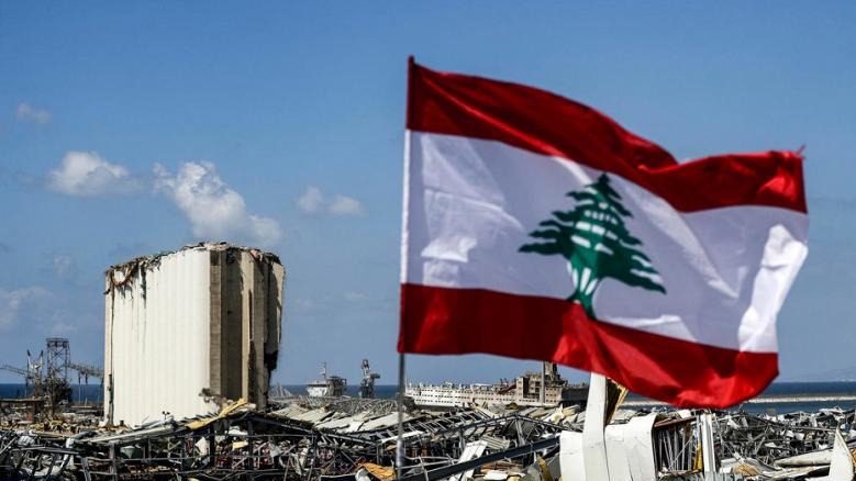 العلم اللبناني يرفرف فوق ركام مرفأ بيروت