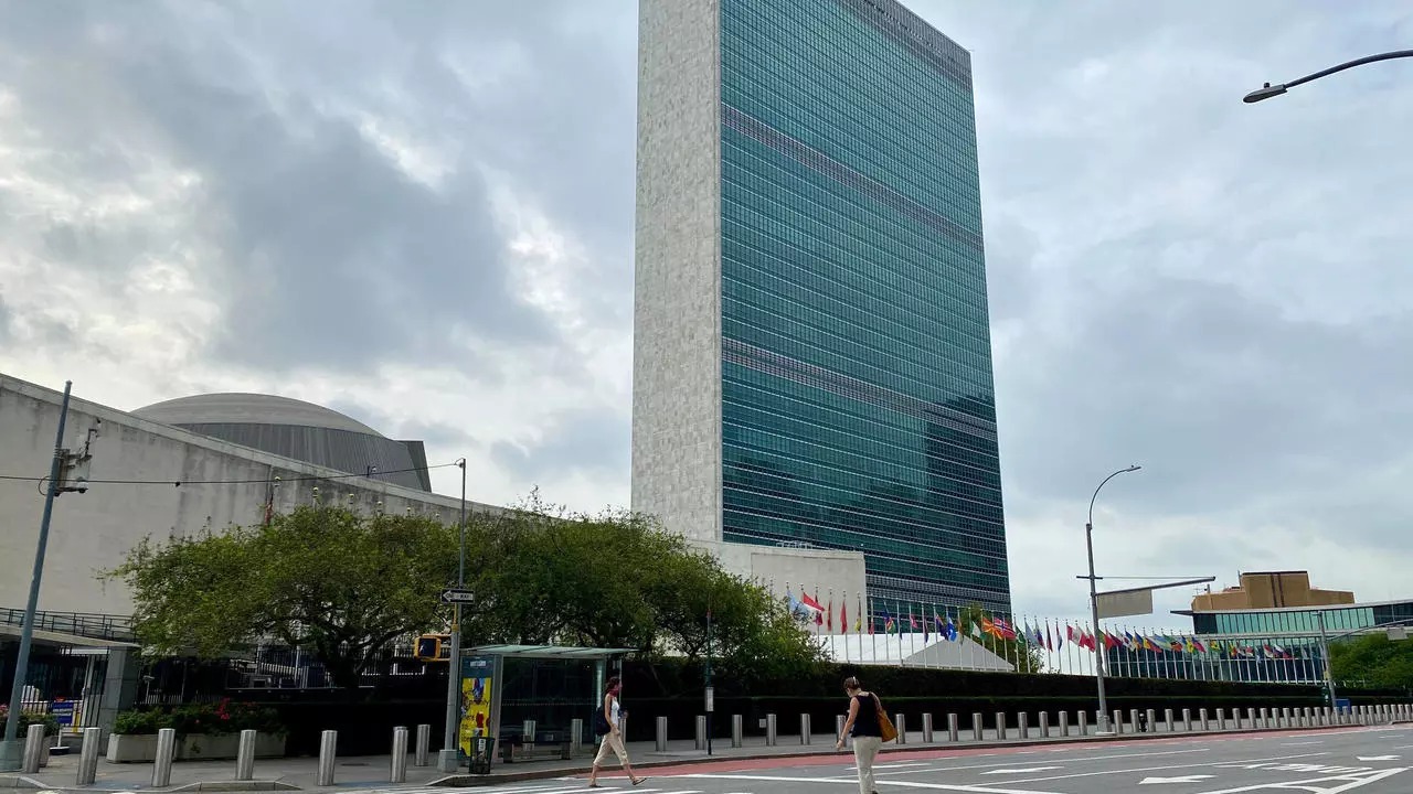 شارع شبه مقفر أمام مقر الأمم المتحدة في نيويورك في 9 سبتمبر 2020