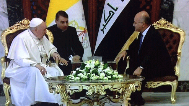ارئيس برهم صالح خلال توديعه في مطار بغداد الدولي البابا لدى مغادرته العراق الاثنين