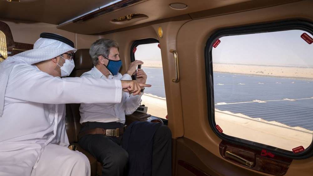 سلطان الجابر وجون كيري خلال جولة في المروحية