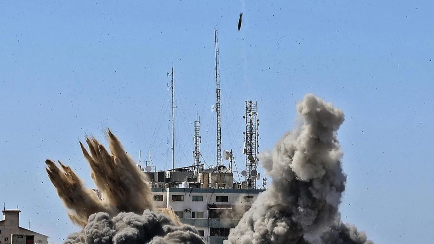 دخان يتصاعد فيما تلتقط عدسة الكاميرا قنبلة جوية قبل لحظات من انفجارها خلال غارة جوية إسرائيلية على مدينة غرة الخاضعة لسيطرة حركة حماس