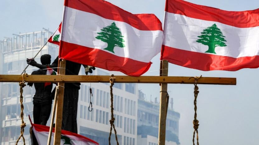 متظاهرون لبنانيون يعلقون حبل المشنقة في وسط بيروت في 8 أغسطس 2020، بعد مسيرة ضد القيادات السياسية المسؤولة عن تفجير المرفأ في العاصمة بيروت.==