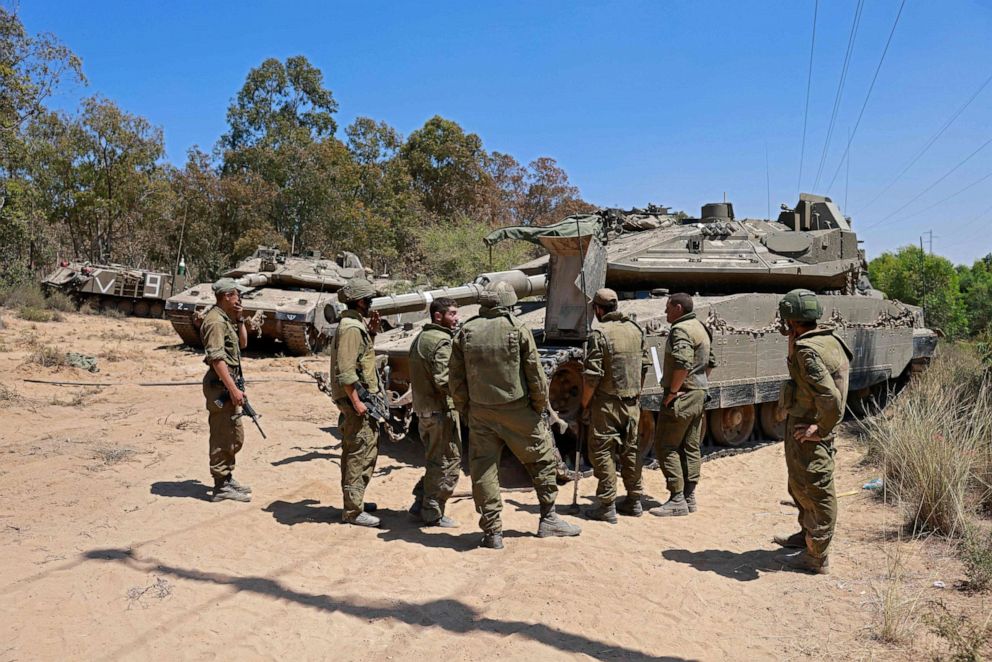 الجيش الإسرائيلي ينتشر في جنوب إسرائيل على طول الحدود مع قطاع غزة، 14 مايو 2021. 