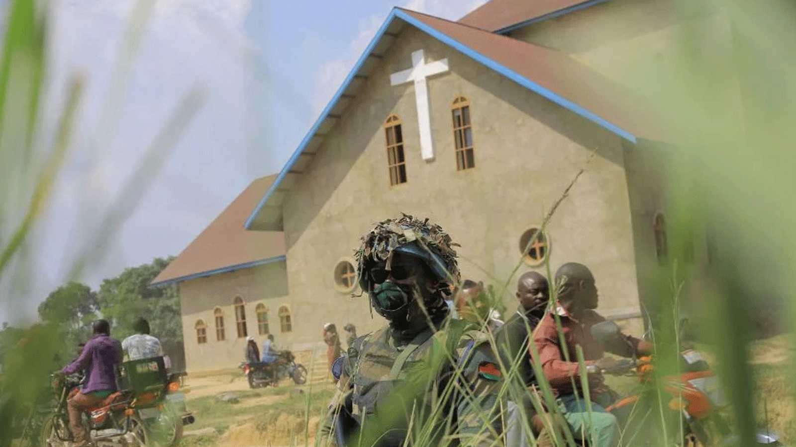 قوات حفظ السلام الملاوية في بعثة الأمم المتحدة MONUSCO تقف للحراسة خارج كنيسة إيمانويل بوتسيلي الكاثوليكية في بيني، بعد انفجار قنبلة بدائية الصنع في 27 حزيران/يونيو 2021