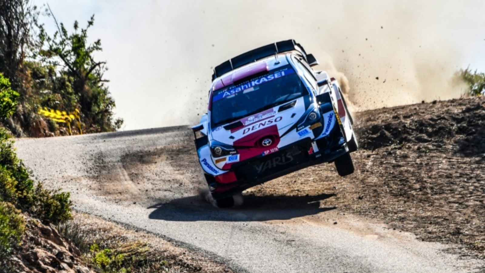 سيارة سائق تويوتا الويلزي ألفين إيفانز خلال رالي سردينيا الإيطالي. بتاريخ 3 حزيران/يونيو 2021.