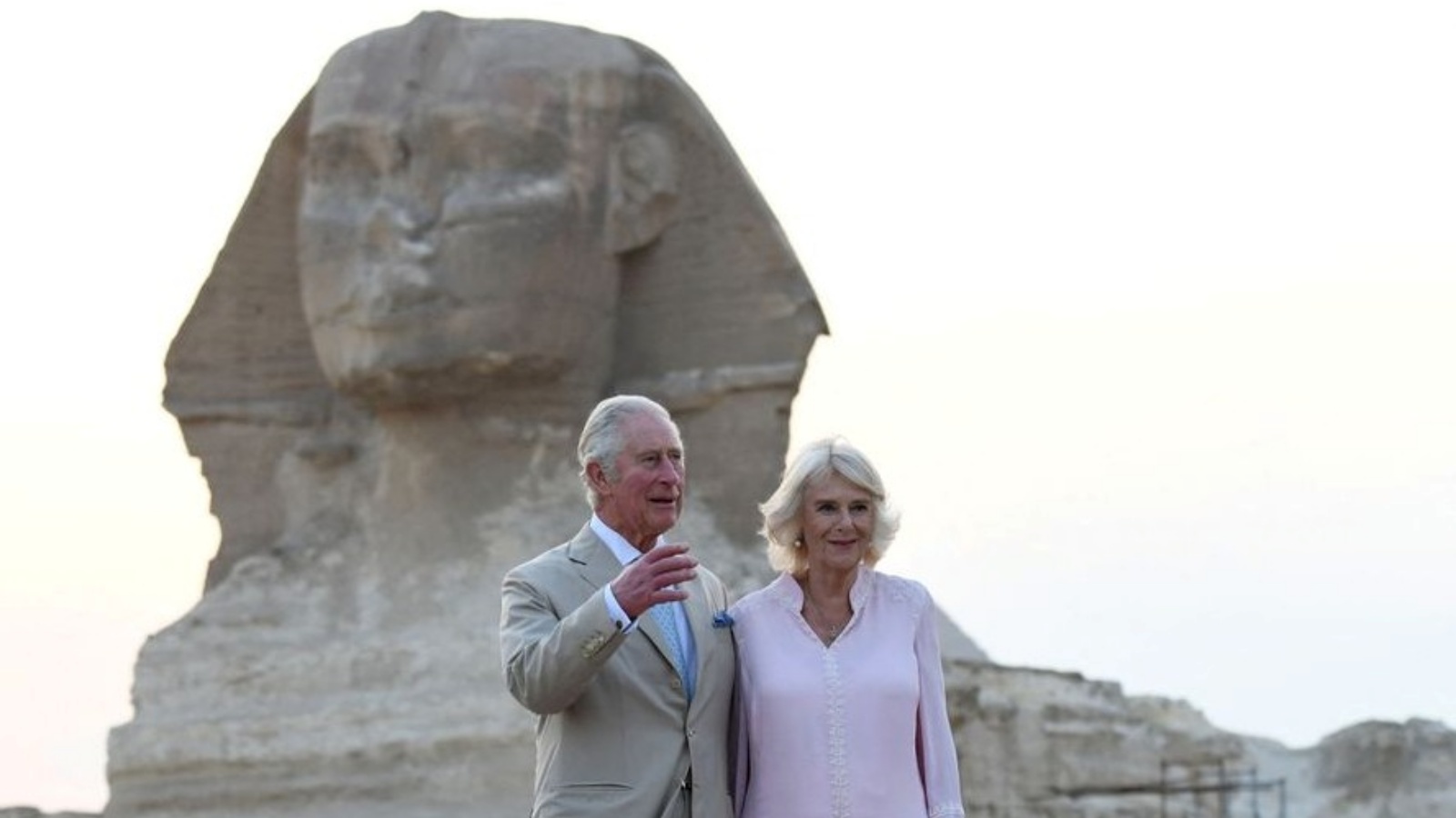 دوقة كورنوال وزوجها ولي العهد أمام أبو الهول.