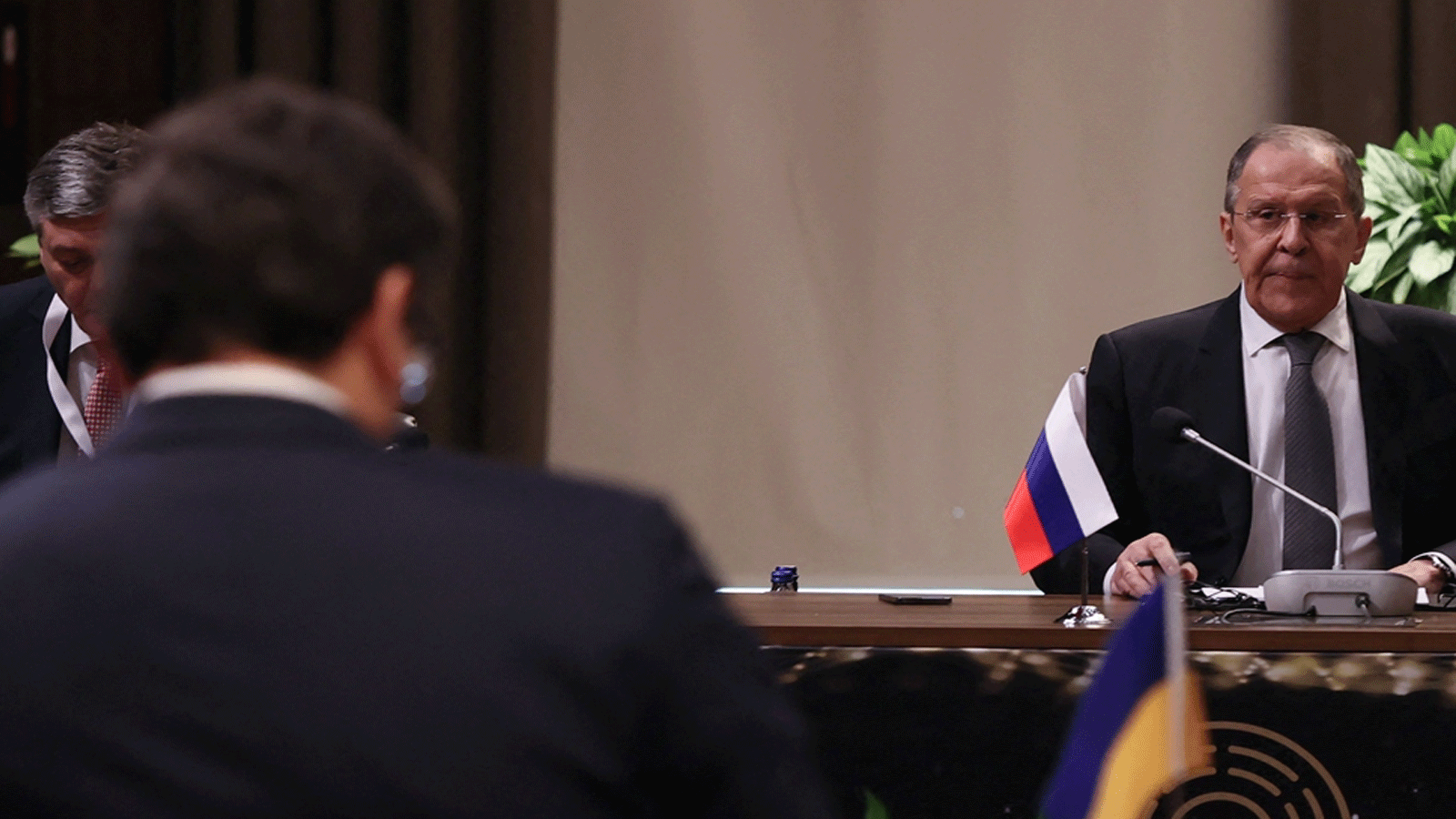 وزير خارجية روسيا سيرغي لافروف أمام نظيره الأوكراني خلال لقائهما في أنطاليا التركية 