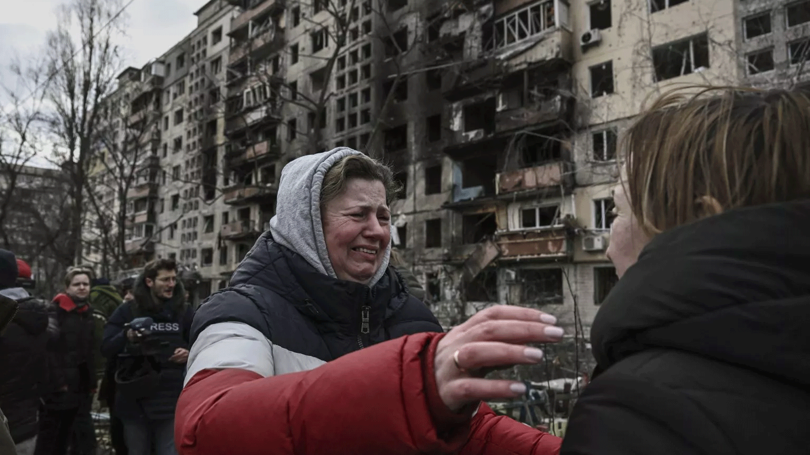 امرأة في حالة من اليأس بعد تدمير مبنى سكني في قصف على منطقة أوبولون شمال غرب كييف