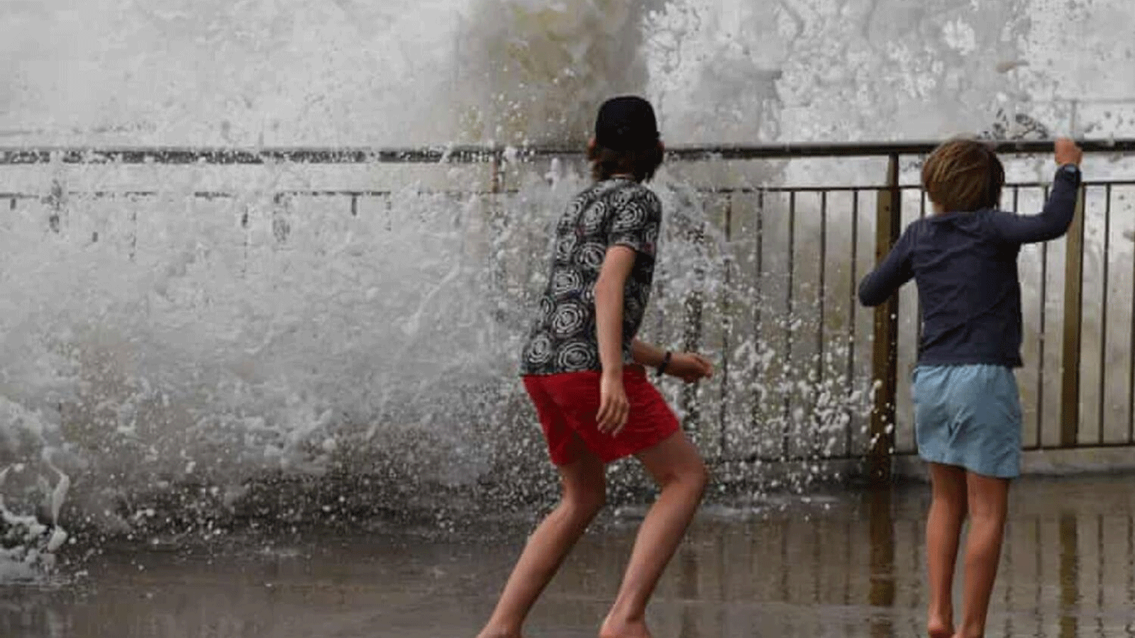 أطفال يواجهون الأمواج الهائلة على شاطئ بوندي الشهير في أستراليا