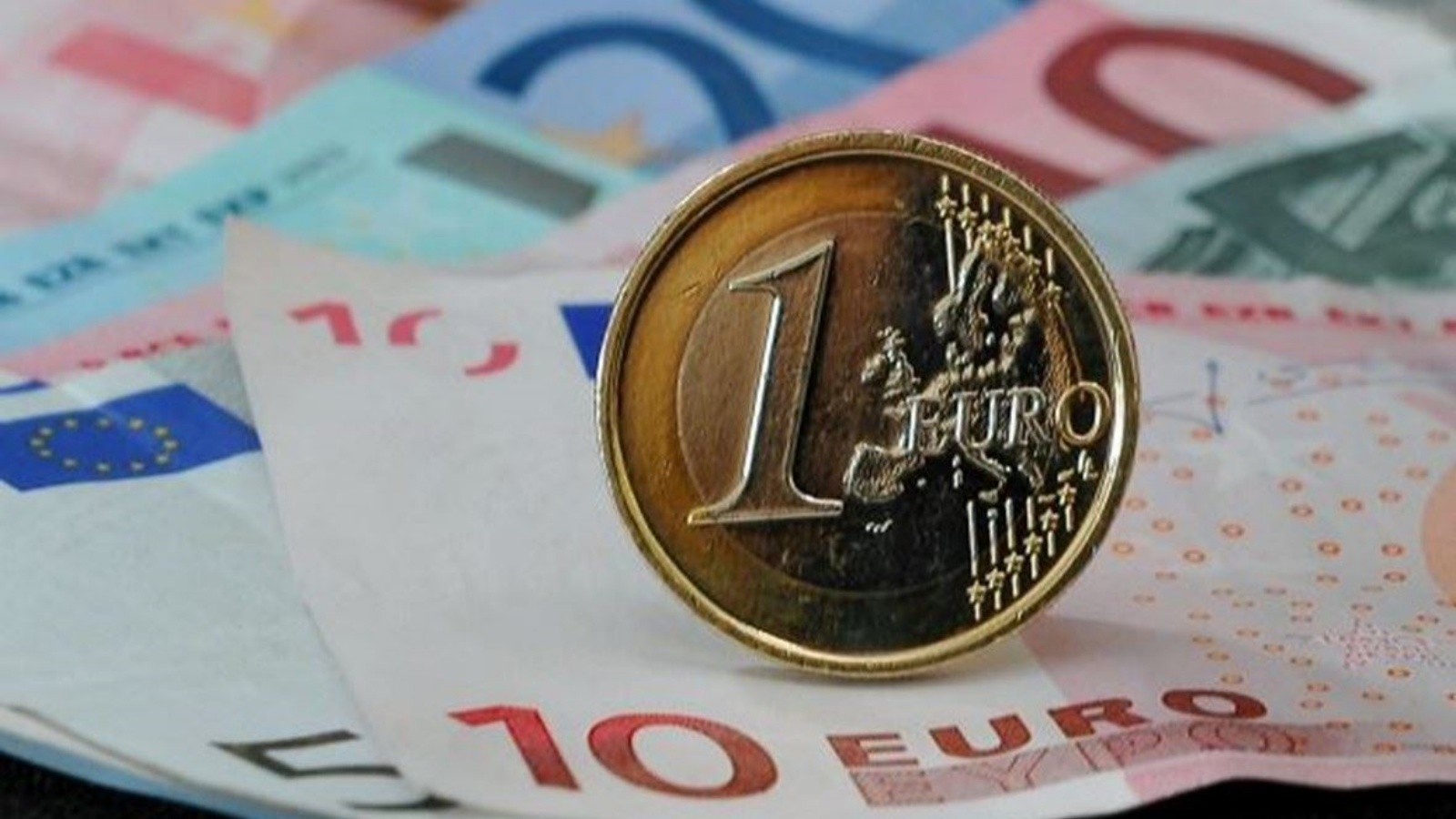 انخفاض اليورو أمام الدولار (توضيحية)