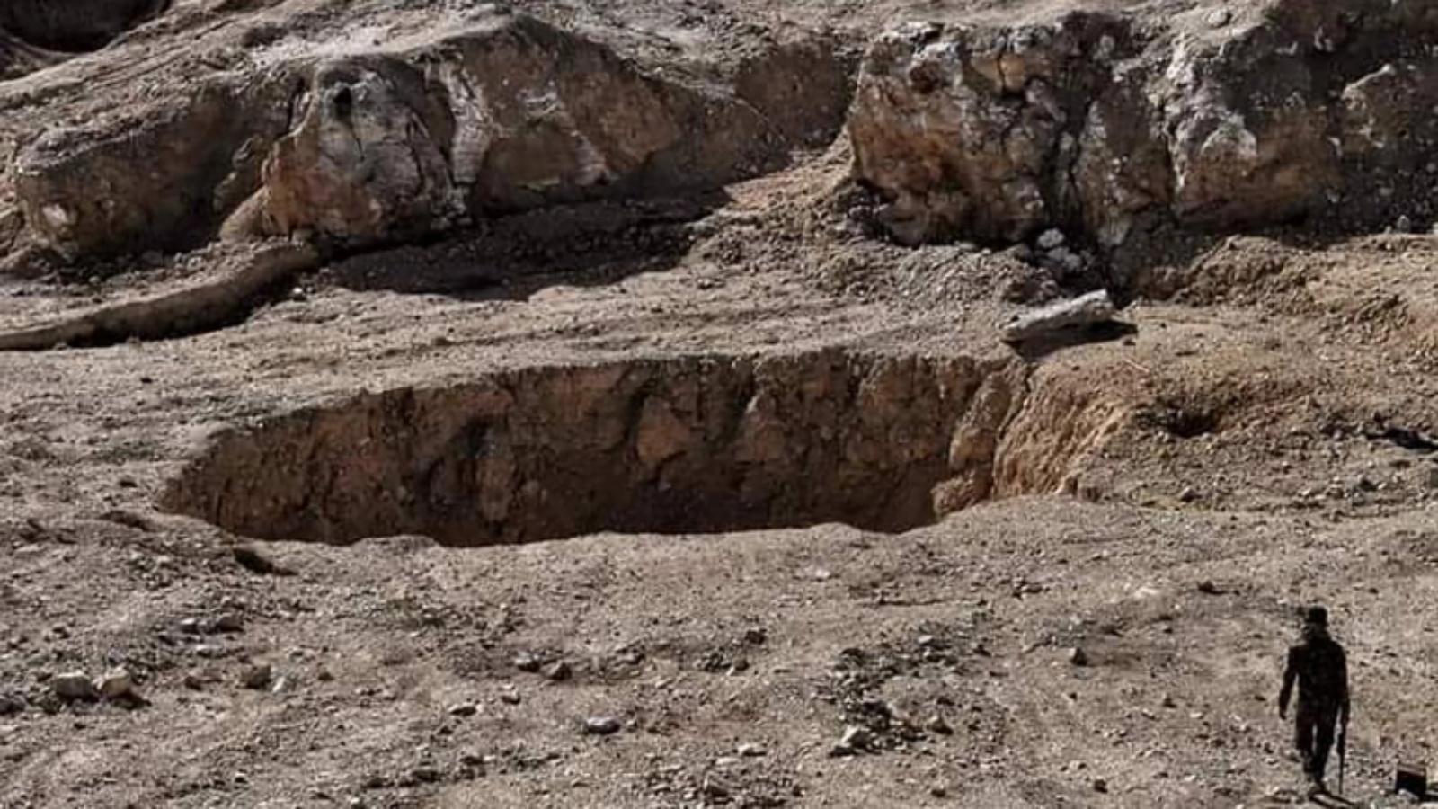 حفرة الخسفة بمحافظة نينوى العراقية التي تحولت لأكبر مقبرة جماعية في العالم تستعد السلطات العراقية لافتتاحها (تويتر)