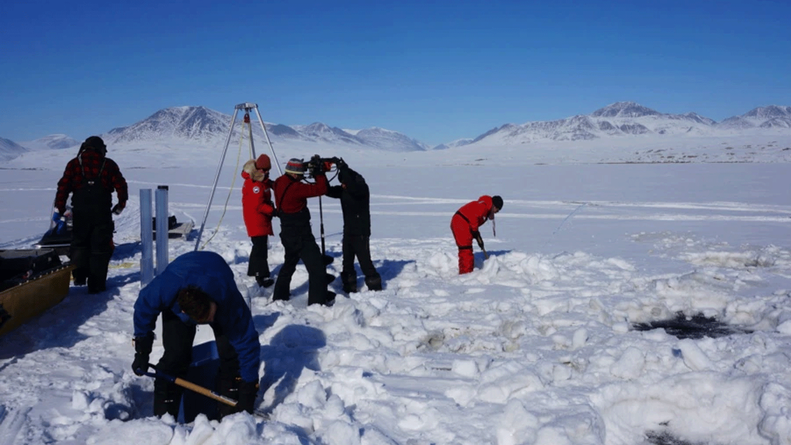 صورة تم التقاطها في 29 أيار\مايو 2017 لباحثين يحفرون ثقوبًا لجمع الرواسب في بحيرة هازن في القطب الشمالي للتحقيق في كيف يمكن أن يؤدي تغير المناخ إلى زيادة خطر 